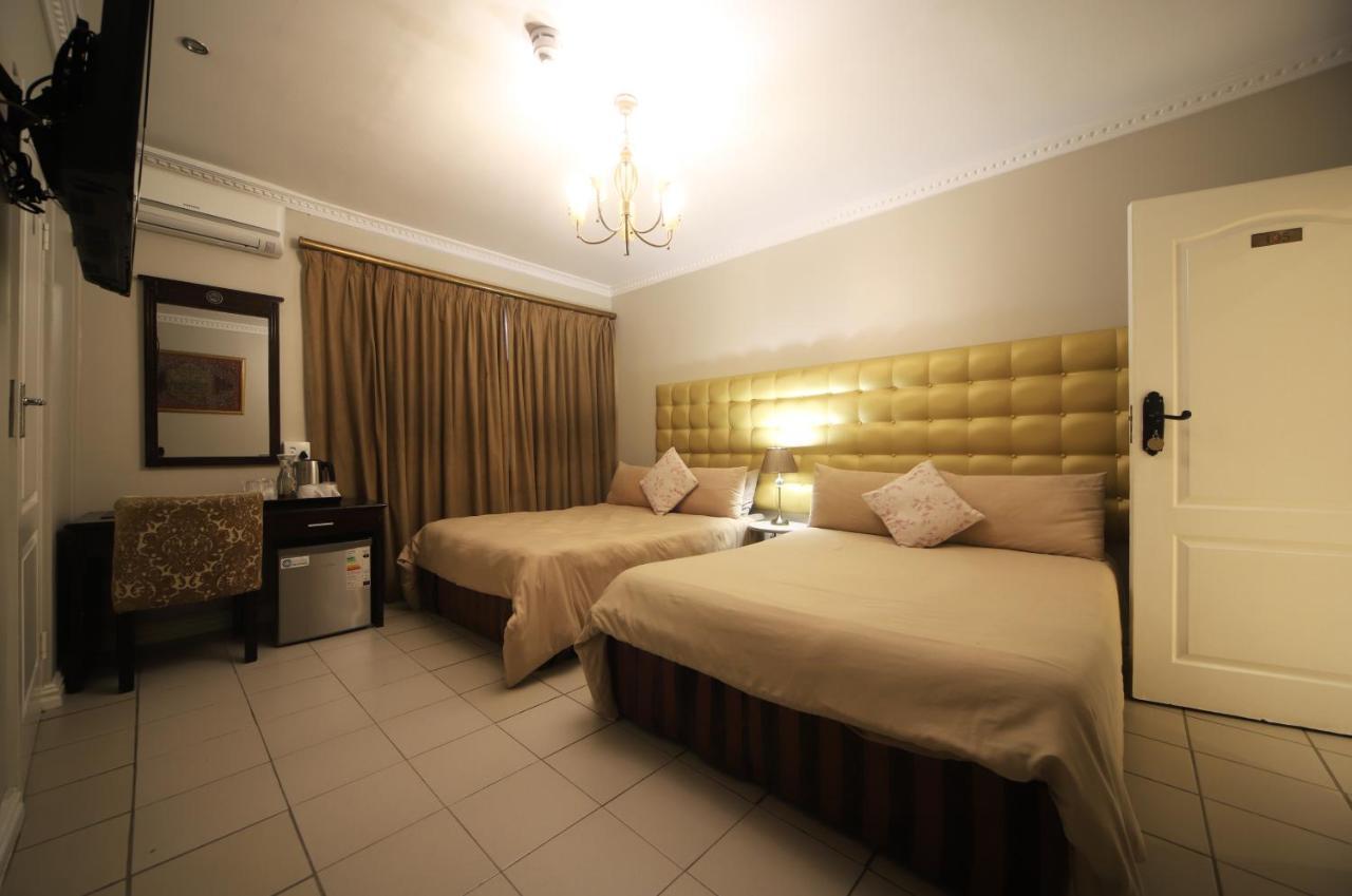 Savoy Lodge Cape Town Room photo